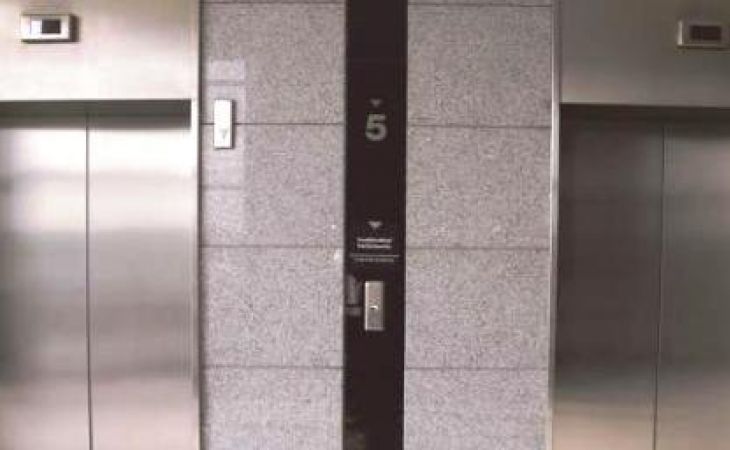 Лифт с женщиной и тремя детьми упал в барнаульской многоэтажке
