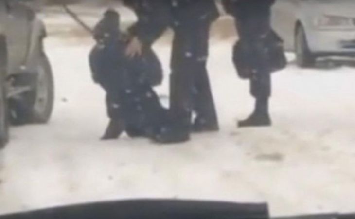 В Алтайском крае проверяют видео, на котором полицейские избивают человека с костылями