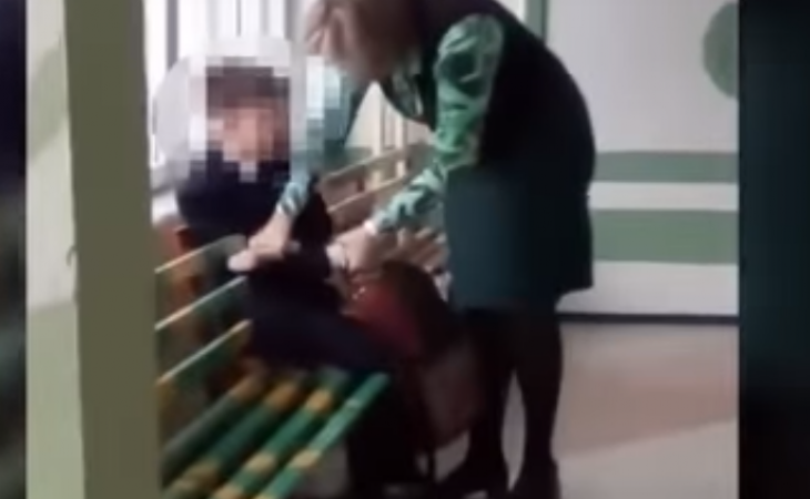 Полиция Хабаровского края проверяет видео, где учитель избивает ребенка в школе