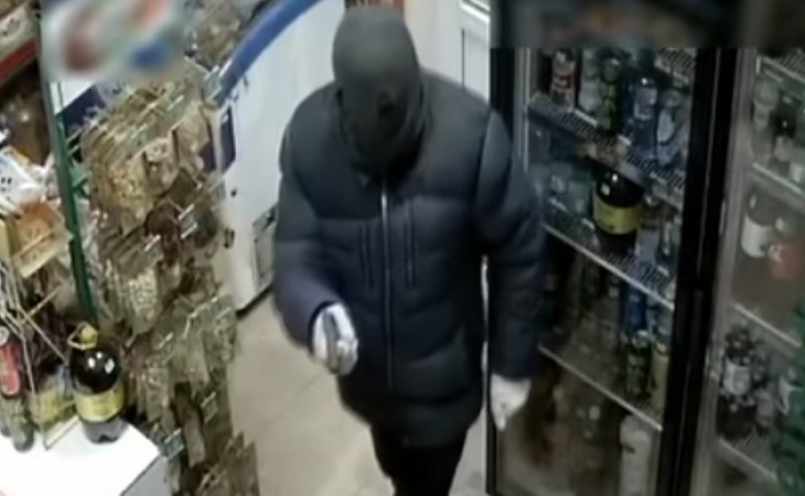 Продавец в Ставрополье шваброй отбилась от грабителя с пистолетом