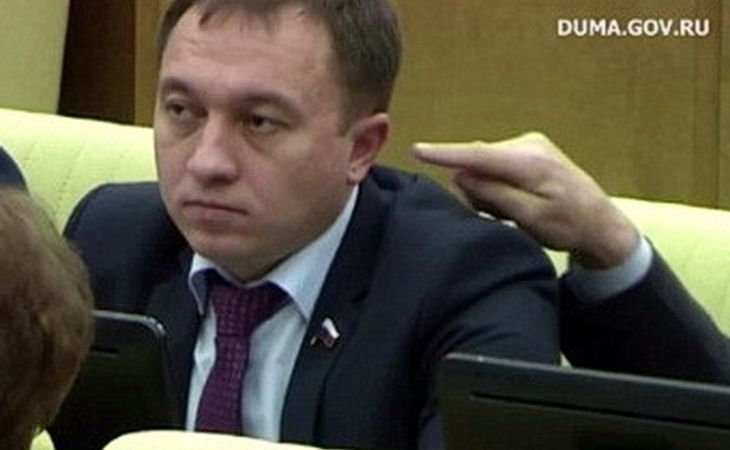 Сексолог рассказал, что на самом деле скрывалось за попыткой ткнуть пальцем в ухо депутату Олегу Быкову