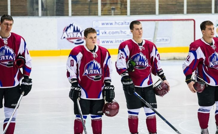 Хоккеисты "Алтая" проводят выездные матчи в Орске и Кургане