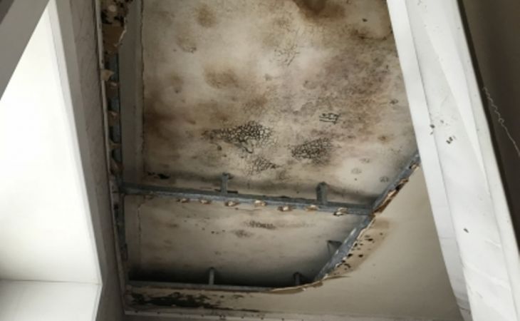 Потолок в не отремонтированном городскими властями доме в Бийске рухнул на двухлетнего ребенка