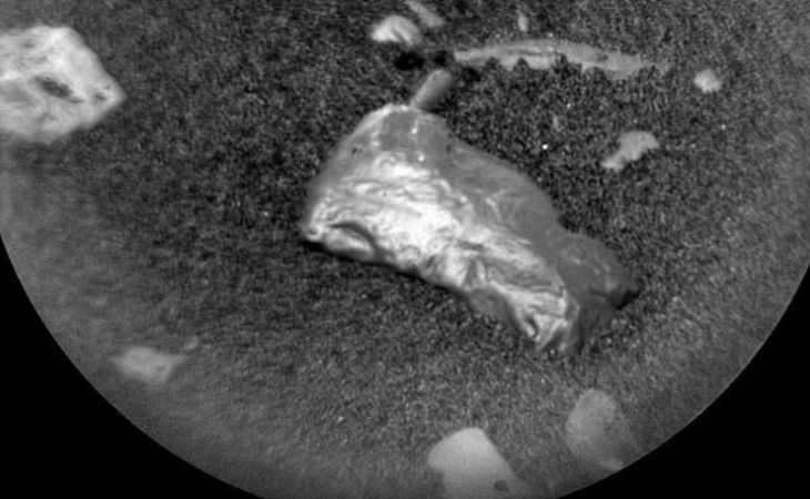 Названо возможное происхождение блестящего предмета на Марсе