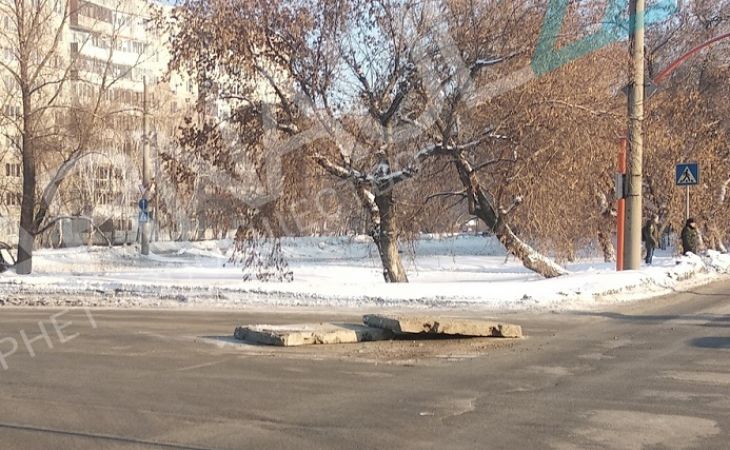 КамАЗ потерял на дороге Барнаула бетонные плиты