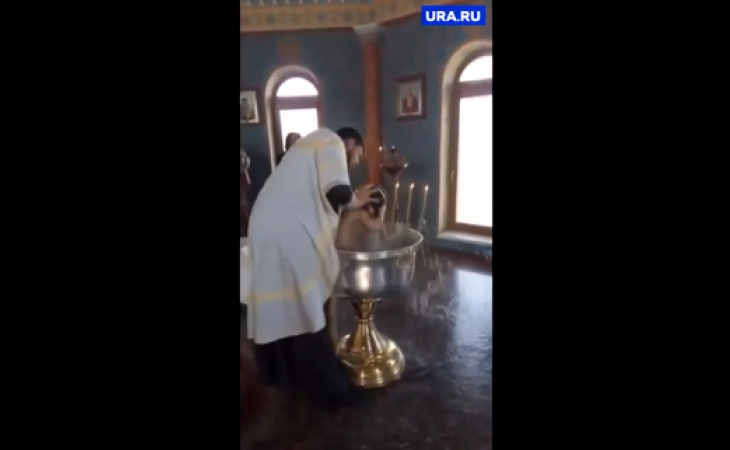Священник, ударивший ребенка во время крещения головой о купель, отстранен