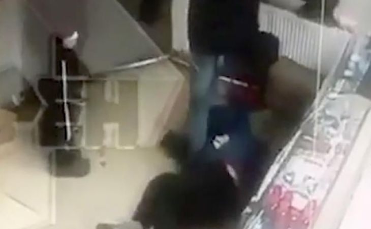 Мужчину убили в магазине из-за места в очереди: видео