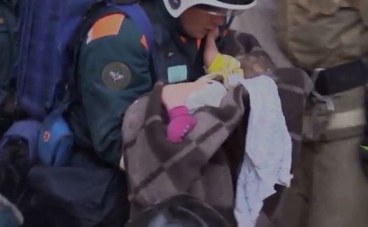 Живого младенца вытащили из-под завалов в Магнитогорске после более суток поисков
