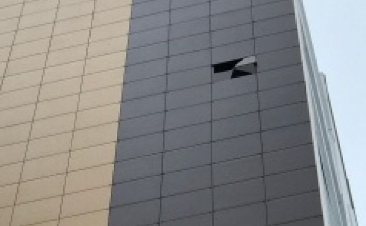 Жительнице Барнаула облицовочная плитка с фасада нового дома разбила голову