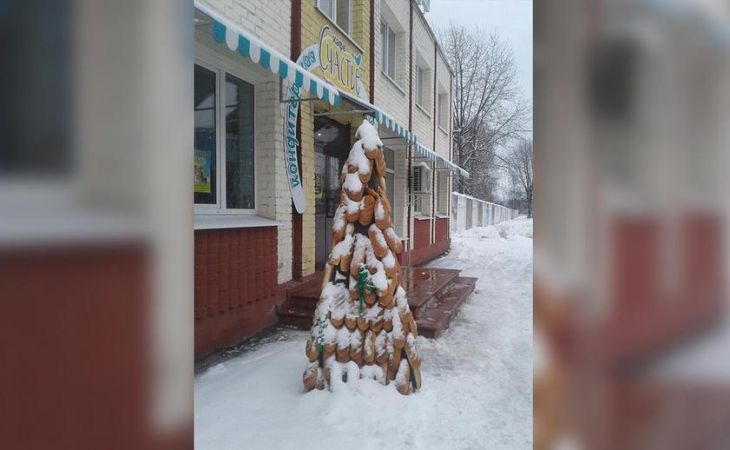 Сделавших елку из хлеба россиян предложили отправить в блокадный Ленинград