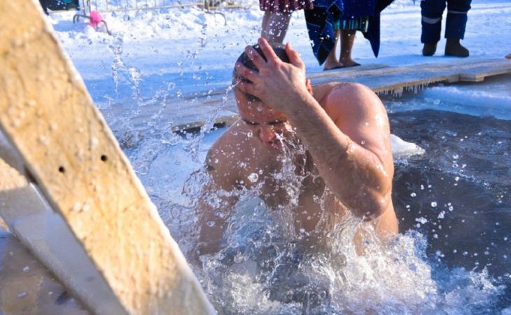 Врачи рассказали о вреде крещенских купаний для неподготовленных людей