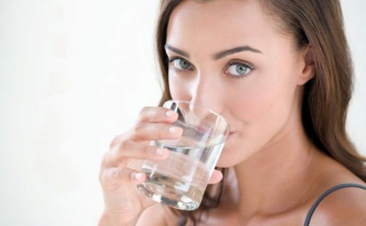 Врачи запретили пить воду во время употребления пищи