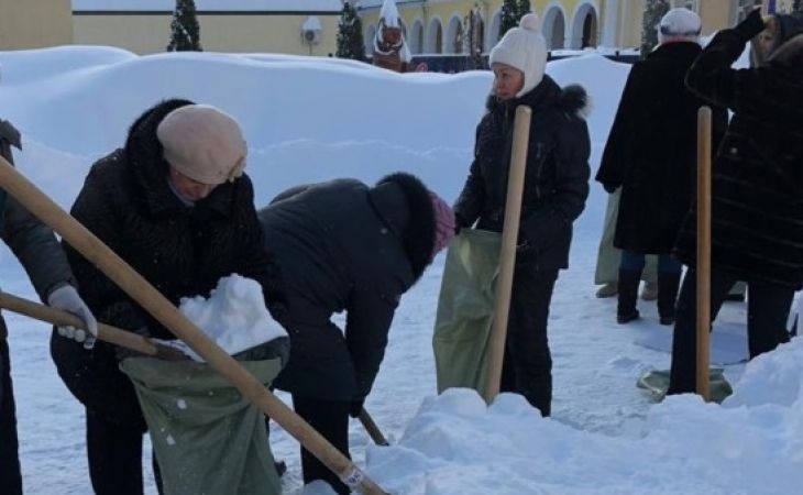 Саратовских учителей заставили собирать снег в мешки на субботнике