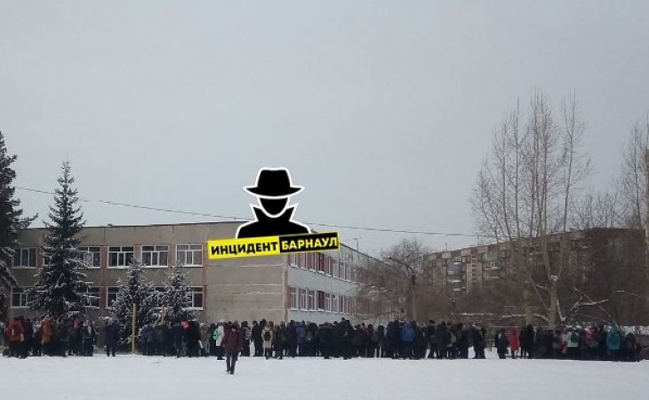 Школы и некоторые ТЦ Барнаула эвакуировали 28 января из-за угроз минирования
