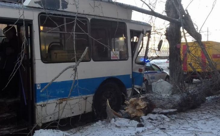 Троллейбус врезался в дерево на площади Октября в Барнауле: пострадали четыре человека