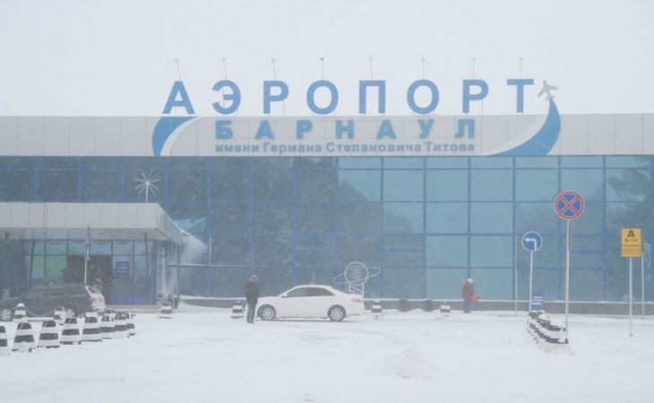 Три человека госпитализированы после падения с трапа самолета в Барнауле