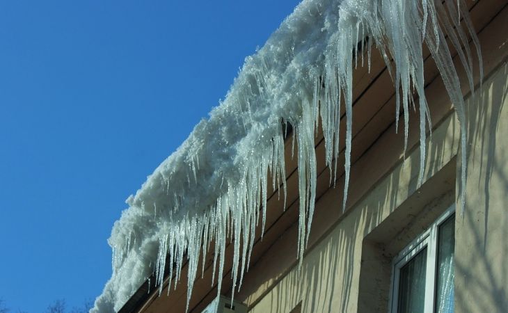 Как и куда можно пожаловаться барнаульцам, если не убирают крыши от снега и сосулек?
