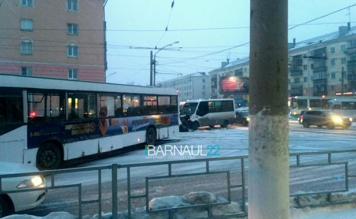 ДТП с двумя автобусами в Барнауле утром 21 февраля: пострадали пассажиры