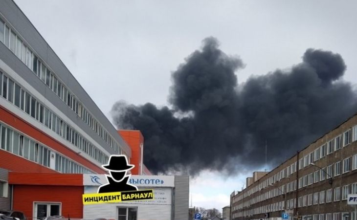 65 человек тушили крупный пожар на бывшем сажевом заводе в Барнауле