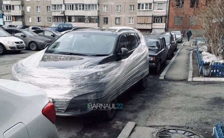 Неправильно припаркованные автомобили в Барнауле обматывают пленкой