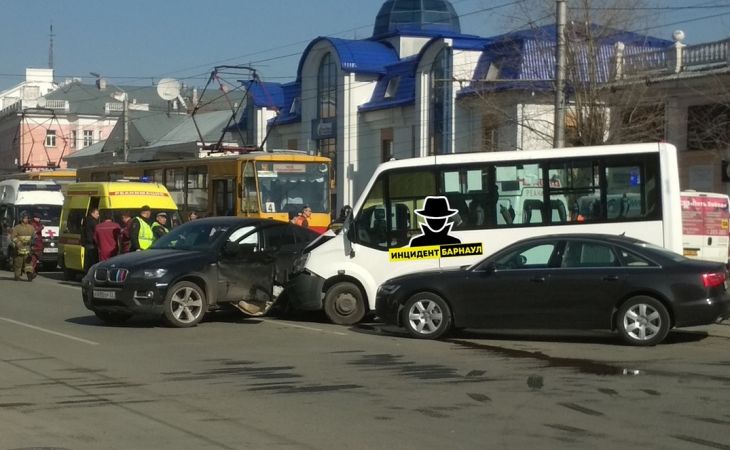 Женщина на BMW X6 врезалась в маршрутку в Барнауле: пять пострадавших