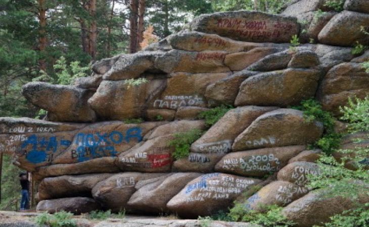 Алтайские горы очистят от надписей туристов в рамках национальной премии "Хрустальный компас"