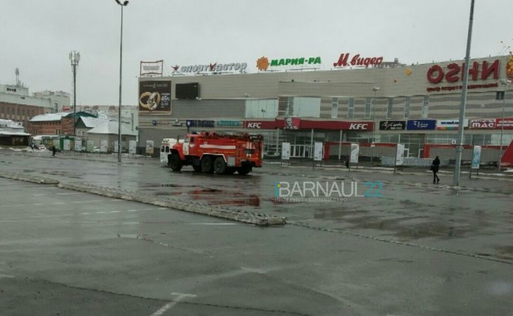 Неизвестные "заминировали" ТЦ "Огни" утром 15 апреля в Барнауле