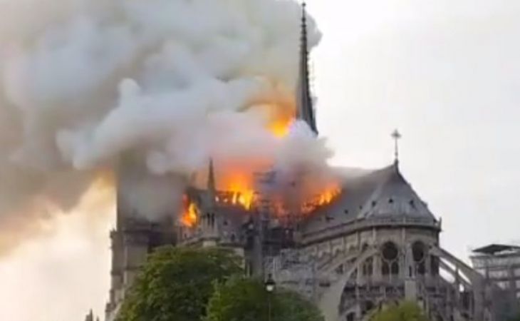 Названа предварительная причина пожара в соборе Парижской Богоматери