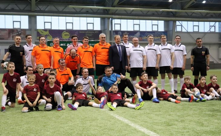 Алтайские чиновники выиграли волонтёров в футбольном матче