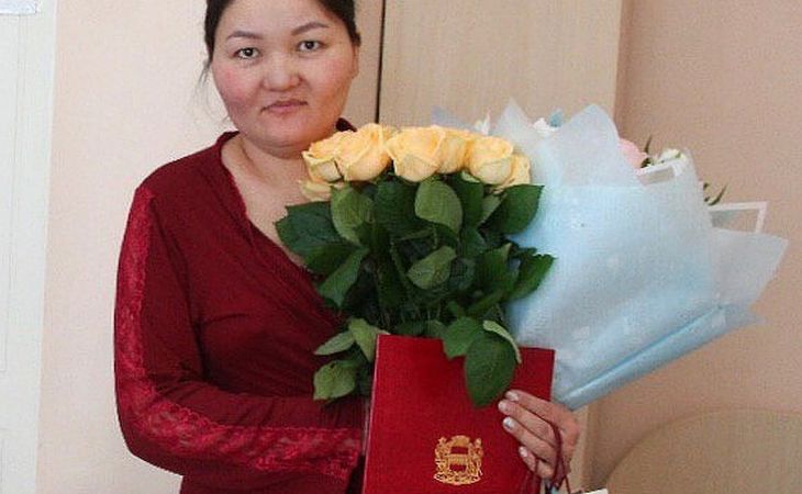 Омичке прислали налог на подаренные в роддоме букет цветов и сертификат