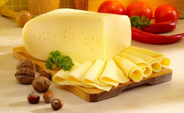 Ломтик сыра в день способен уменьшить риск инфаркта, заявили медики