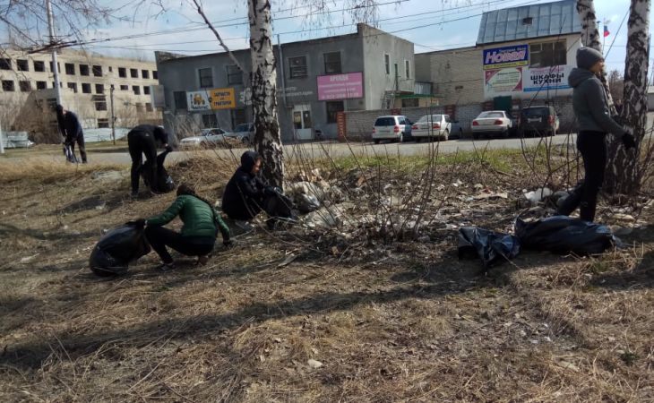 Очистка улиц Барнаула от мусора продолжается: сотни мешков мусора в день