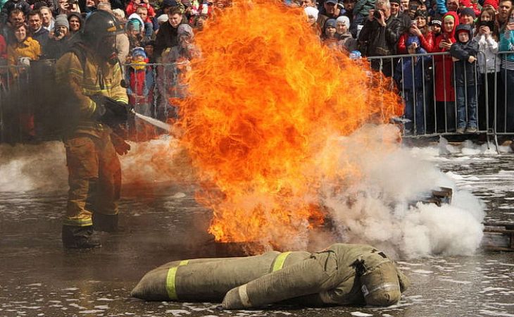 Огненным и пенным шоу отметили юбилей пожарной службы страны в Барнауле