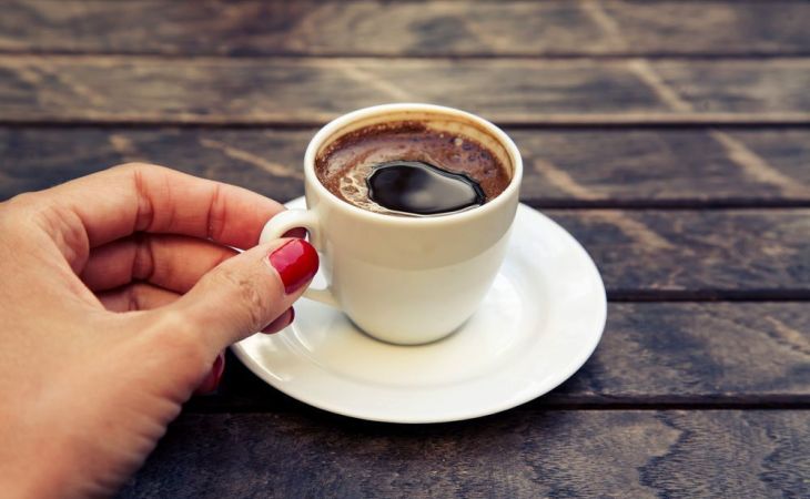 Ученые объяснили любовь людей к пиву и кофе
