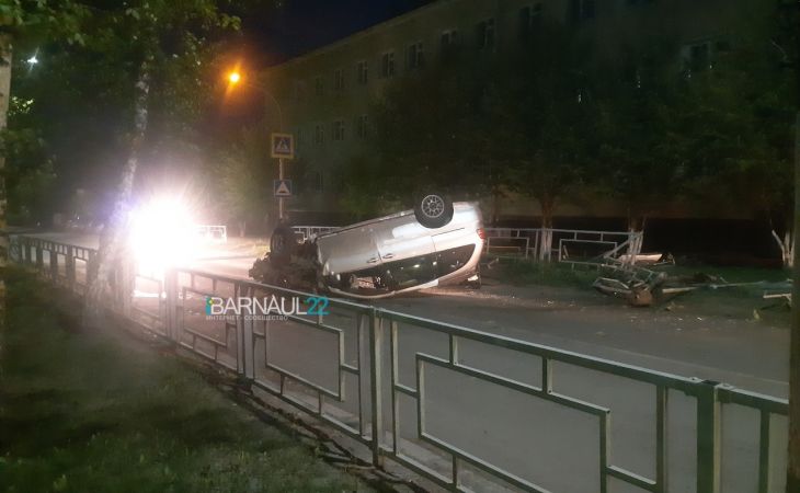 Иномарка перевернулась в Барнауле после полицейской погони