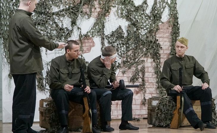 Спектаклем "Рядовые" отметили День Победы алтайские заключённые