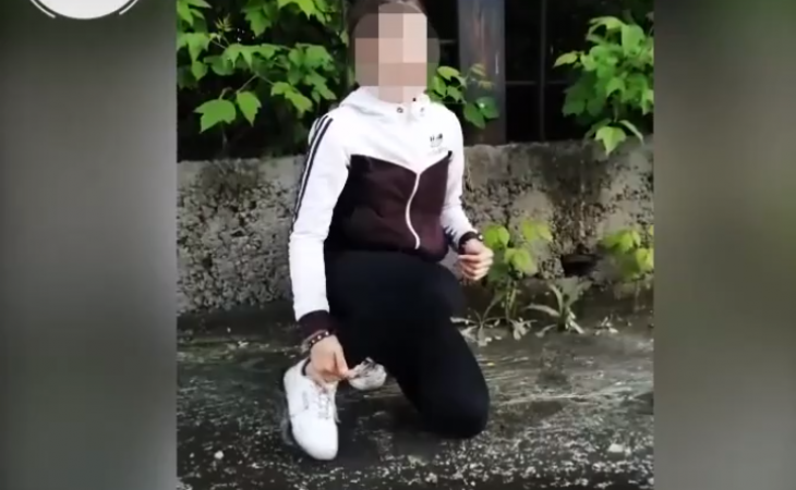 Бийские школьницы заставили 15-летнюю девочку пить из лужи. Видео