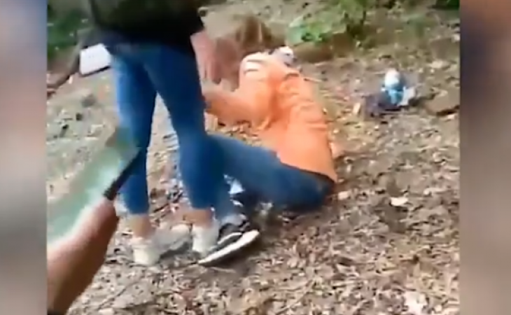 Подростки толпой избили девочку в Сибири и сняли на видео