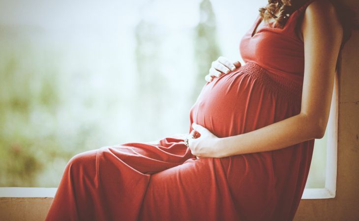 Снижение числа женщин фертильного возраста отметили в Минтруде