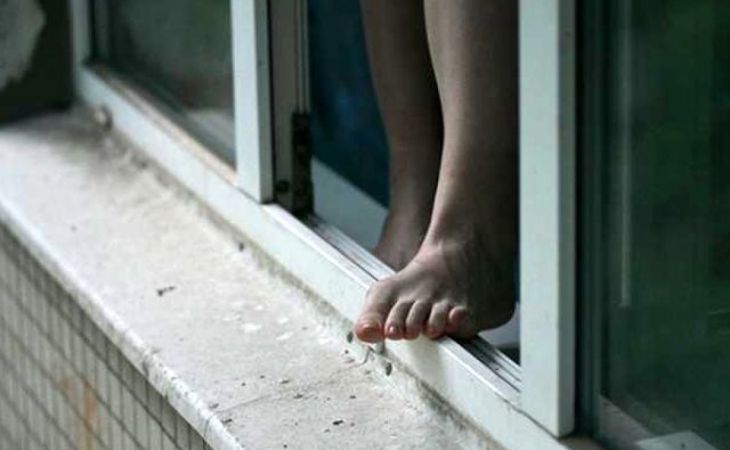 Девушка выпала из окна четвертого этажа в Барнауле
