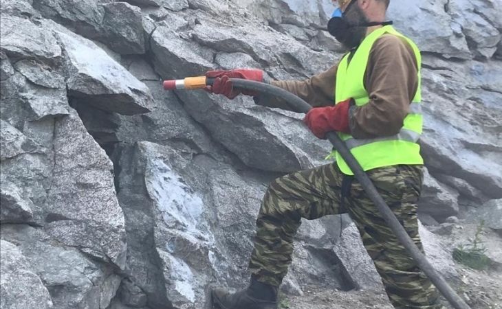 Надписи туристов смывают со скал в Горном Алтае