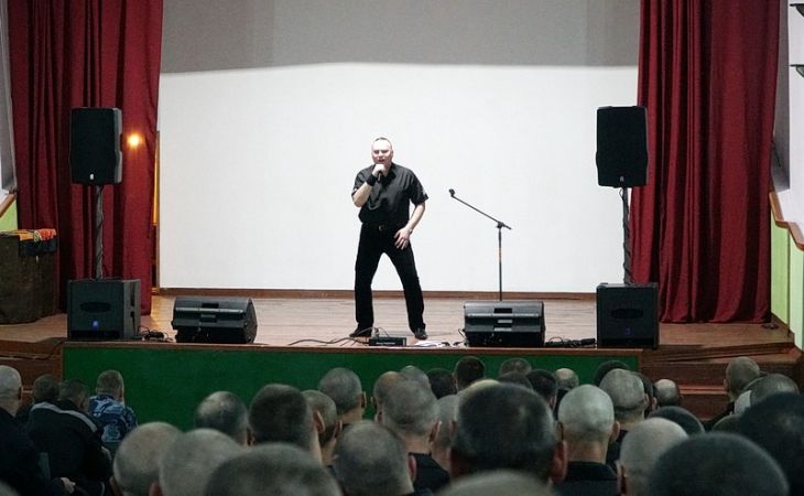 Легендарный КВН-щик Виталий Гасаев выступил перед алтайскими заключёнными