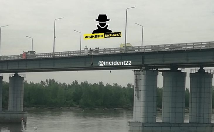 Девушка совершила суицид на Новом мосту в Барнауле