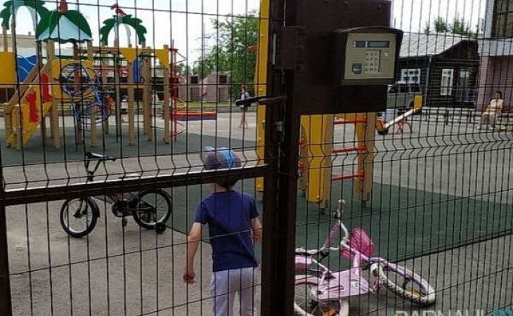 Кодовый замок от "чужих" детей установили  на детскую площадку в Барнауле