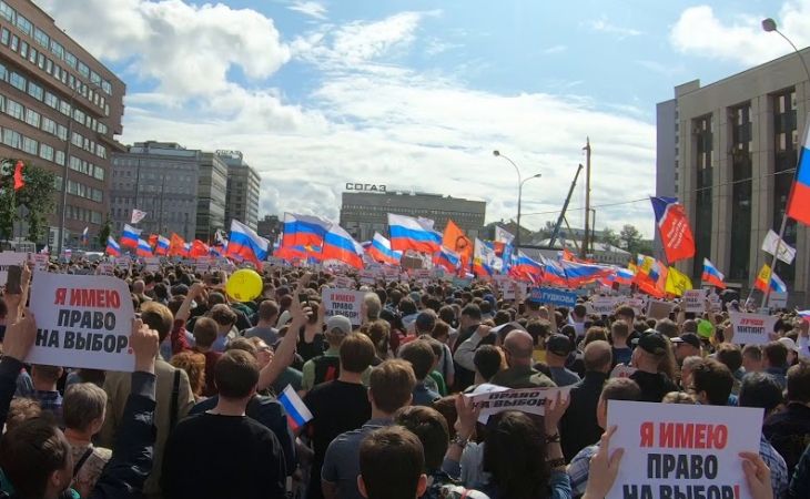 Флаги Украины и Грузии на московском митинге – посыл западным силам