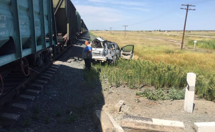 Легковушка столкнулась с поездом в Алтайском крае