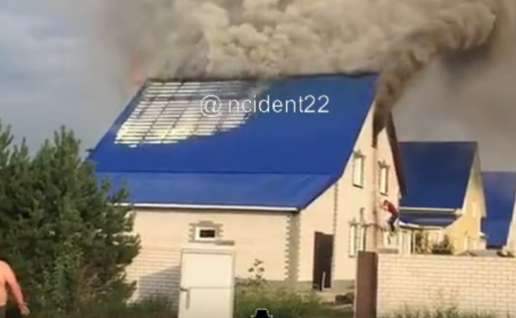 Молния попала в крышу жилого дома - пожар в Авиаторе