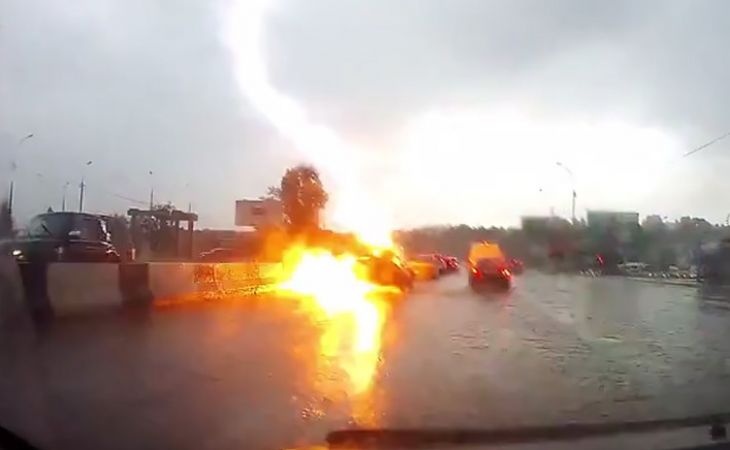 Молния попала в автомобиль на дороге в Новосибирске