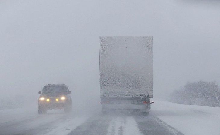 Алтайские трассы закрыли для грузовиков и автобусов в непогоду
