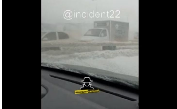 Нулевая видимость: более 20 машин столкнулись под Новоалтайском
